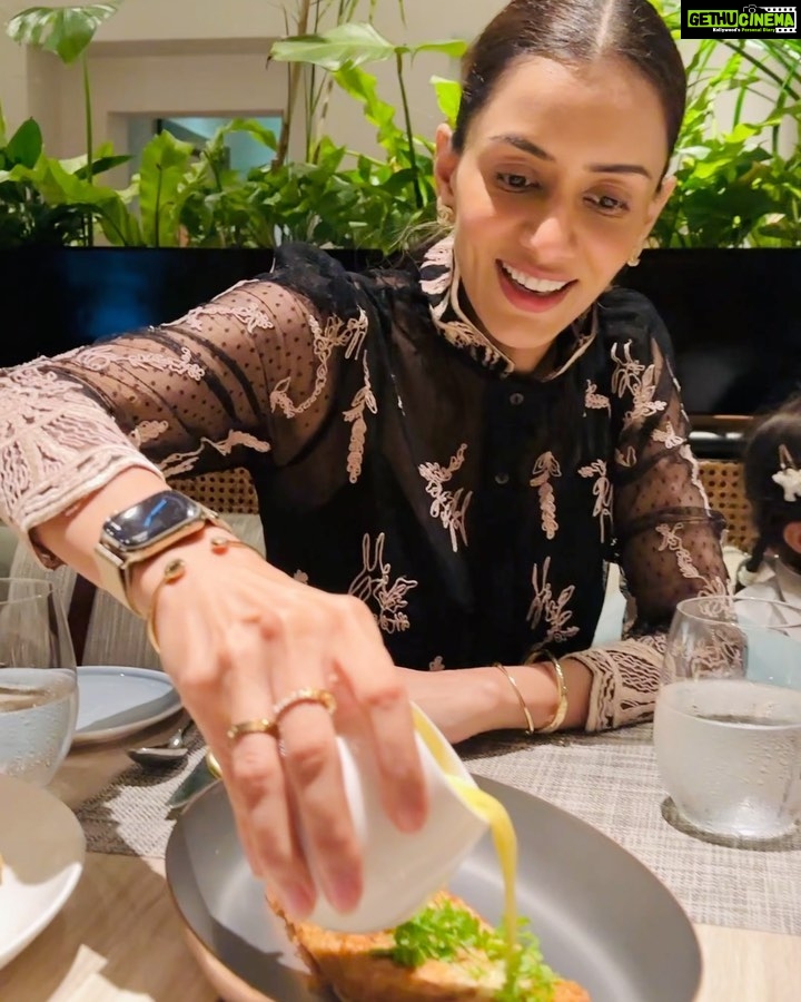 Smriti Khanna Instagram - Birthday eve 💫 Wearing @houseofeda Four Seasons Hotel Singapore