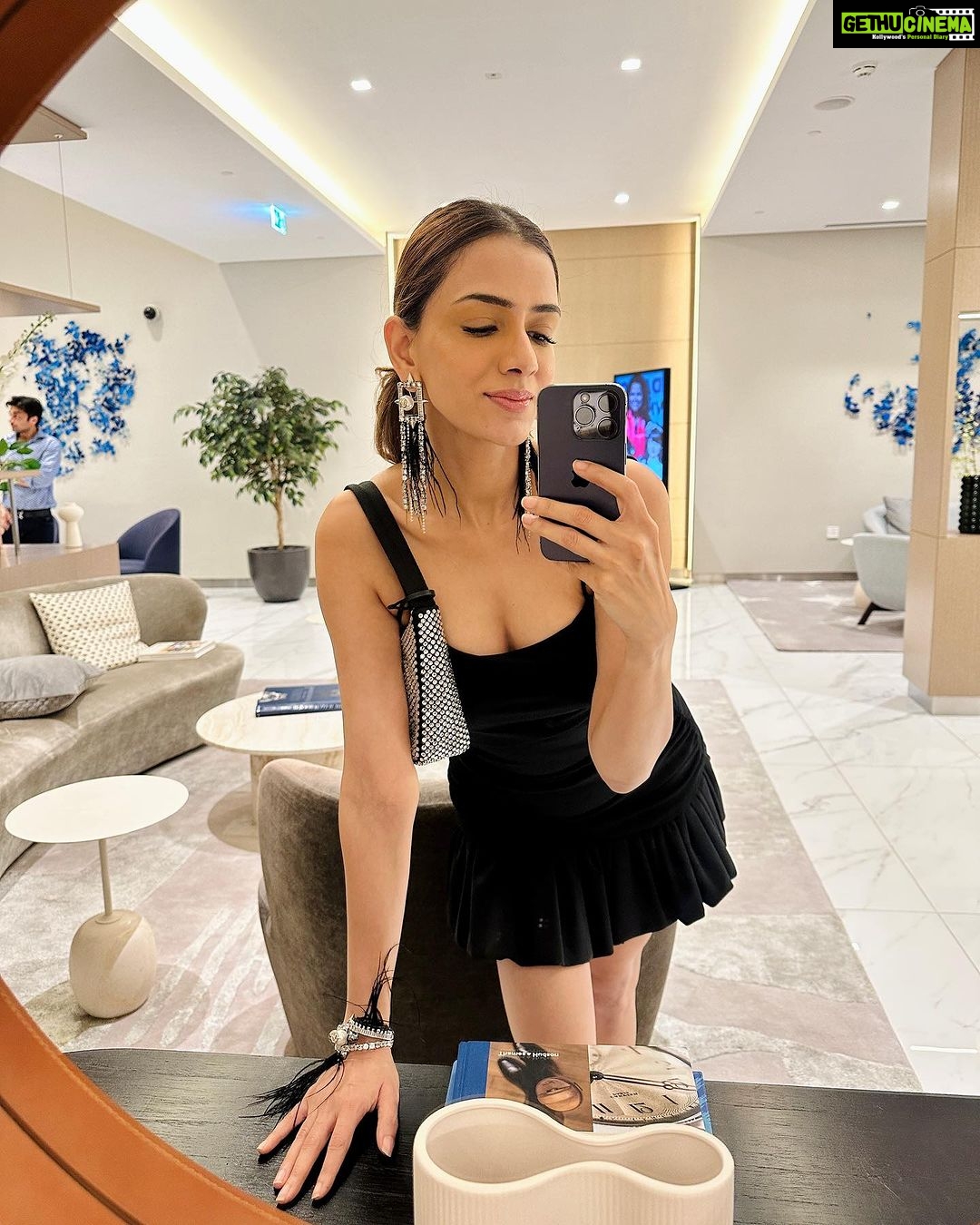 Smriti Khanna Instagram - Dubai Bling ✨ Jewellery @outhousejewellery Bag @prada 📍@zumadubai Zuma Dubai