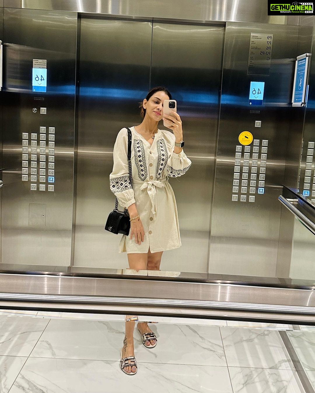 Smriti Khanna Instagram - Fav looks from our last vacation before we head to our next! ✈️ Dubai, United Arab Emirates