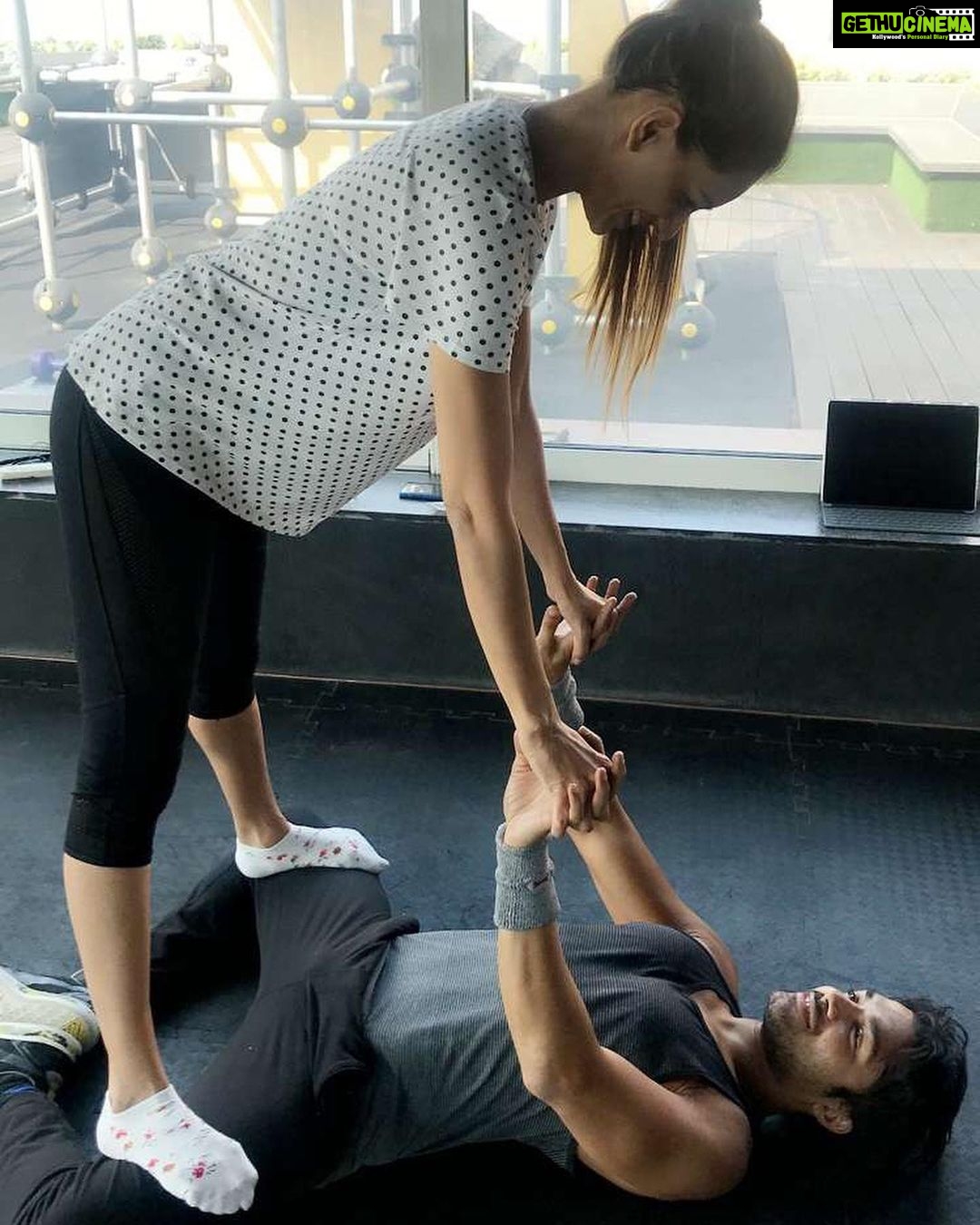 Smriti Khanna Instagram - Since everyone’s posting on International Yoga Day and I don’t have much content🫢 Here’s our Romantic Yoga post! #internationalyogaday #yogafortwo