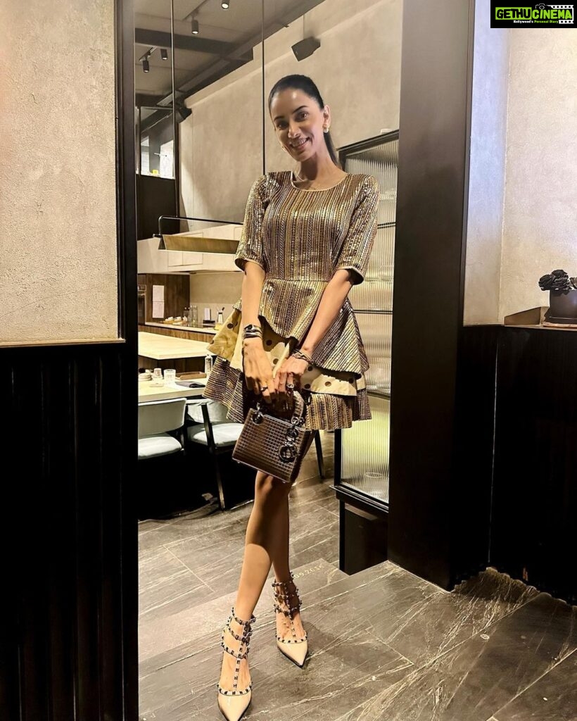 Smriti Khanna Instagram - Last night was a truly special evening, one that we will remember for a long time. We were treated to the best food, expertly prepared and presented in a way that left us all awestruck. Sipping on the finest scotch, the Dewars 18 years, 21 years and Double Double 27 years Whisky, we were fortunate enough to be educated on the intricate process of scotch making. @dewars Of course, the company we shared was equally wonderful. We were surrounded by individuals who appreciated the finer things in life. The hospitality was second to none, and we are truly grateful for the warm welcome we received @masquerestaurant On behalf of all of us, we would like to extend our sincerest thanks to our hosts for inviting us to be a part of such a memorable evening. @dewars @fetch_india #Dewars #DoubleIsBetter #DewarsDoubleDouble . . Wearing @sunandiniofficial Masque