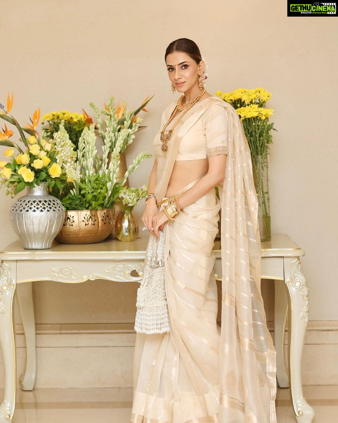 Smriti Khanna Instagram - Celebrating love! 🪷 Madhu x Ira Saree @sacredweaves MUA @makeupbysurbhik Hair @hairbykhushimehta Bag @adorabyankita 📸 @vaishnavcreation JW Marriott Mumbai Juhu