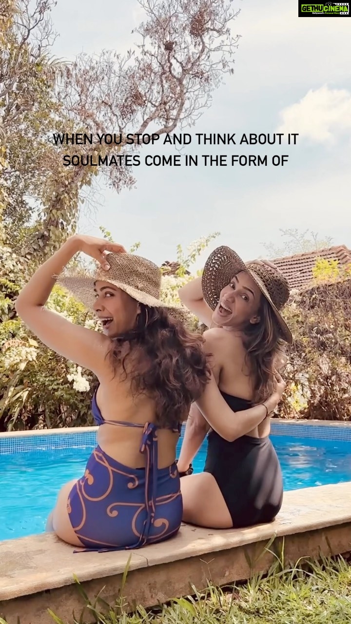 Smriti Khanna Instagram - Happiness is insulting your best friend for no reason 😜 Happy BFF day to everybody! 📍@Amaliagoa Swati in @limerickofficial Smriti in @kairesortwear Goa