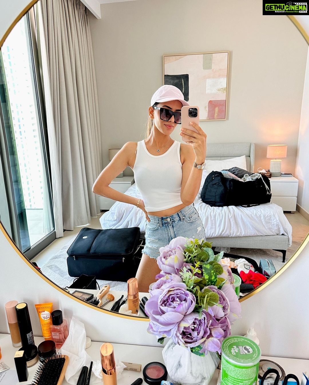 Smriti Khanna Instagram - Obsessing over some recent mirror selfies 🪞 Which one is your fav? 1-10?