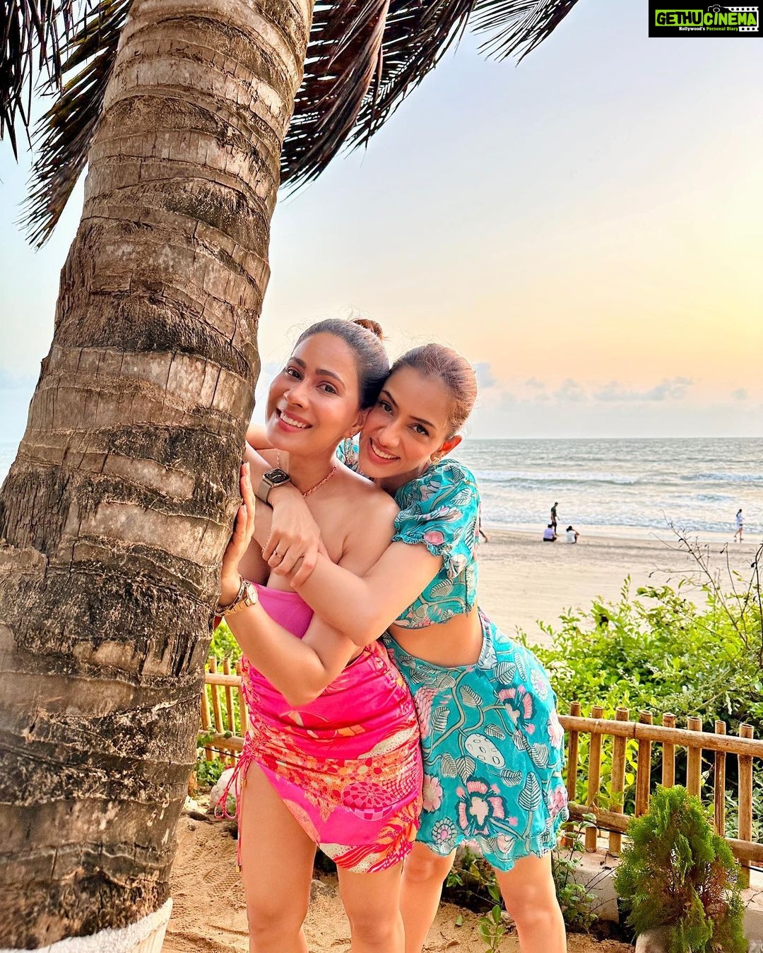 Smriti Khanna Instagram - Creating memories while the sun sets 📍@sao_goa PR @thisisstellaratti Swati’s outfit @tizzi.official Ashwem Goa