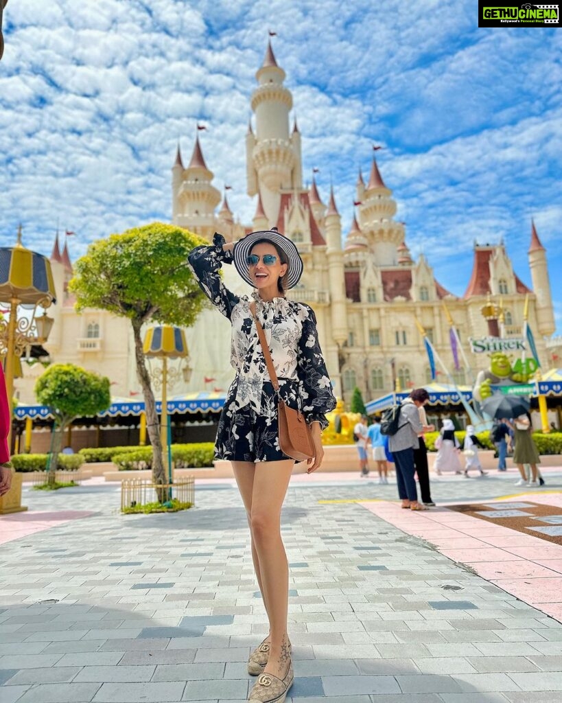 Smriti Khanna Instagram - Planned a trip to the Universal studios and reached 25 years later 🤪🙈 Not sure about Anayka but I was definitely living my childhood dream! Thank you @visit_singapore for having us! Wearing @label_deepikanagpal Universal Studios Singapore