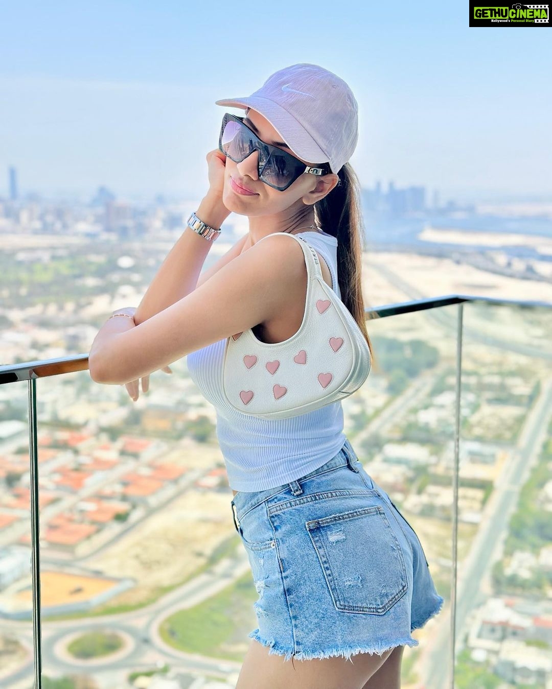 Smriti Khanna Instagram - Bye bye Dubai 👋 until next time ⭐️ . . Bag @tigermarron Dubai, United Arab Emirates
