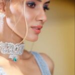 Smriti Khanna Instagram - You’re a shooting star I see, A vision of ecstasy! When you hold me, I’m alive, We’re like diamonds in the sky ✨ . Wearing @ritikamirchandani Bag @outhousejewellery Mua @makeupbysurbhik Hair @hairbykhushimehta Shot by @vaishnavcreation JW Marriott Mumbai Juhu