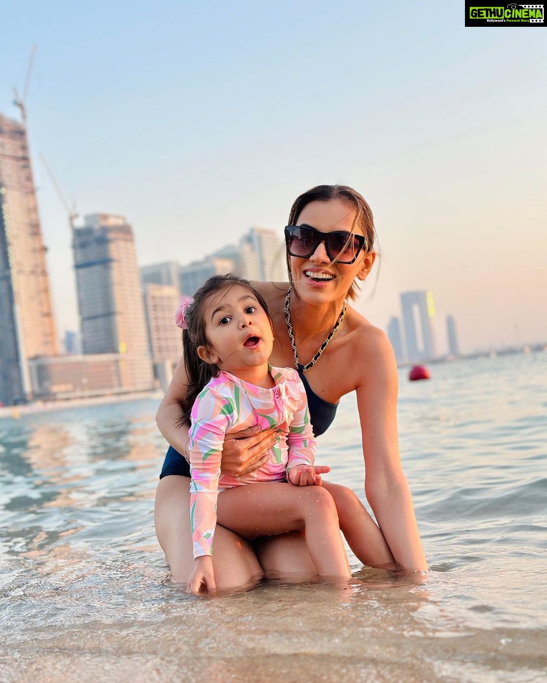 Smriti Khanna Instagram - No, she doesn’t sell seashells on the seashore .. just collects them and puts them back in the sea 🐚 #MagicalDays with #favorites Palm Beach, Dubai