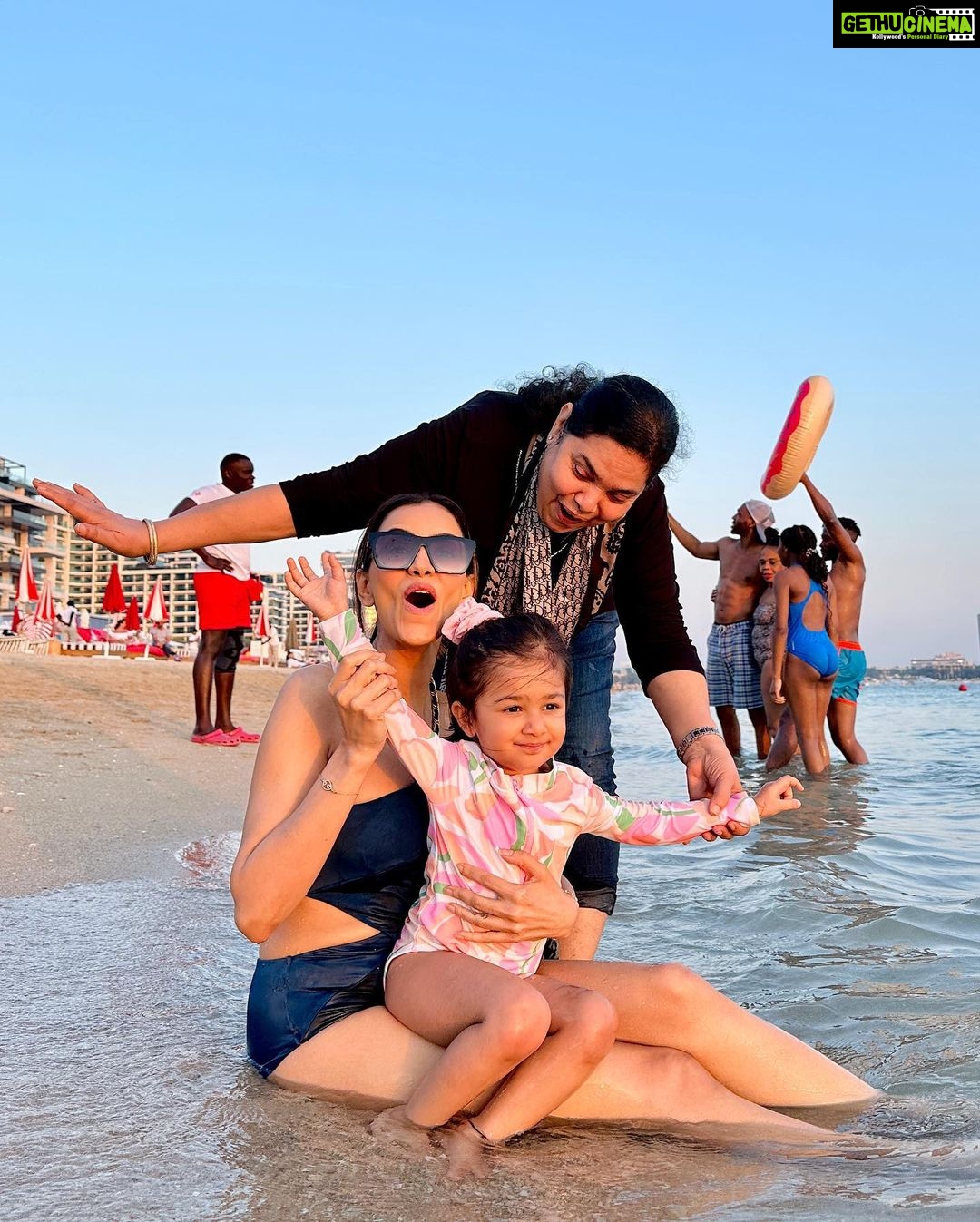 Smriti Khanna Instagram - No, she doesn’t sell seashells on the seashore .. just collects them and puts them back in the sea 🐚 #MagicalDays with #favorites Palm Beach, Dubai