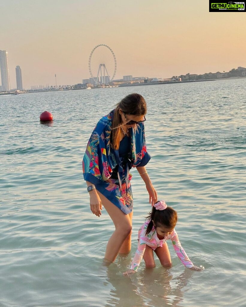 Smriti Khanna Instagram - No, she doesn’t sell seashells on the seashore .. just collects them and puts them back in the sea 🐚 #MagicalDays with #favorites Palm Beach, Dubai