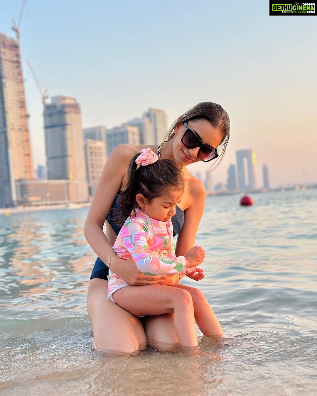 Smriti Khanna Instagram - No, she doesn’t sell seashells on the seashore .. just collects them and puts them back in the sea 🐚 #MagicalDays with #favorites Palm Beach, Dubai