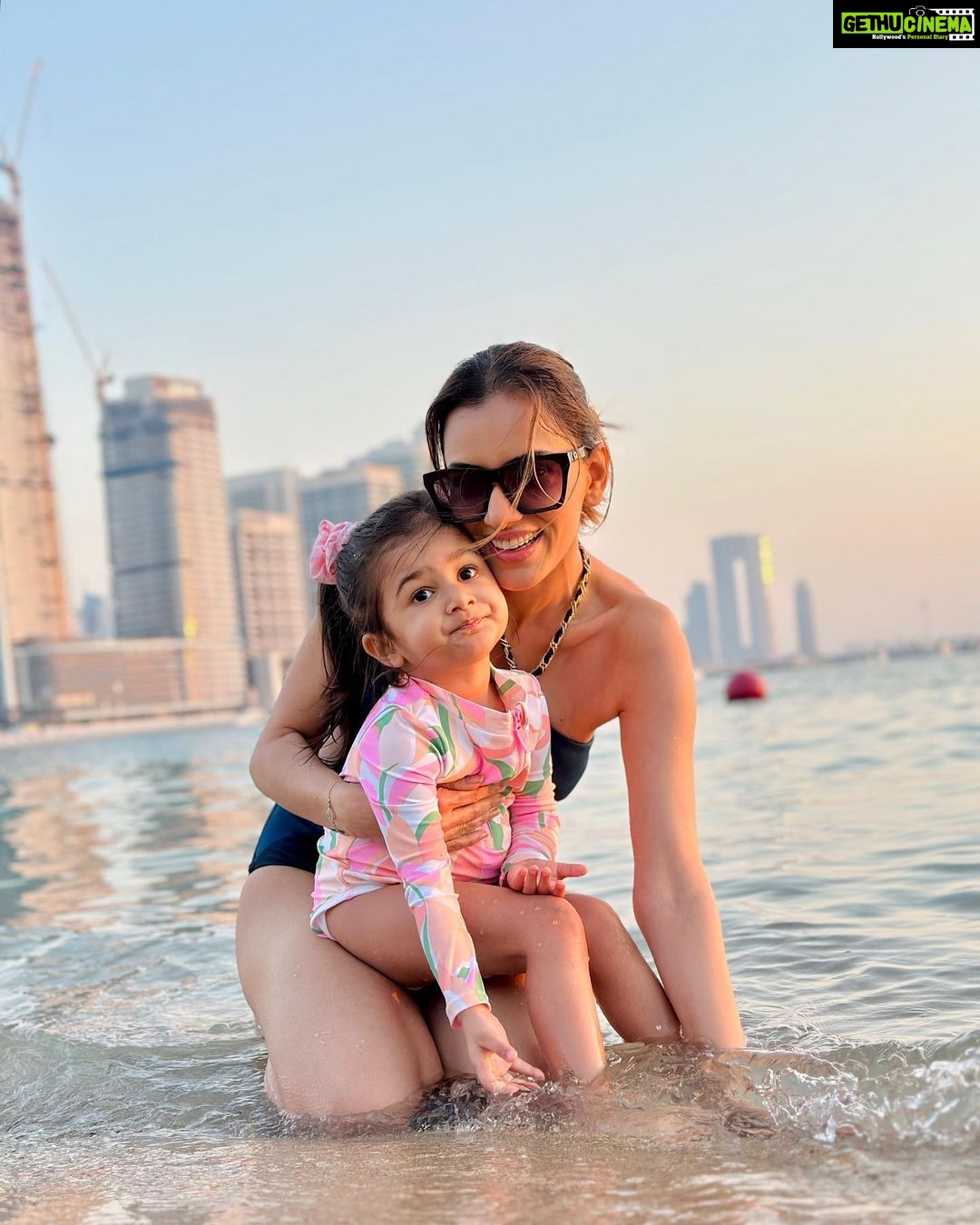 Smriti Khanna Instagram - No, she doesn’t sell seashells on the seashore .. just collects them and puts them back in the sea 🐚 #MagicalDays with #favorites Palm Beach, Dubai