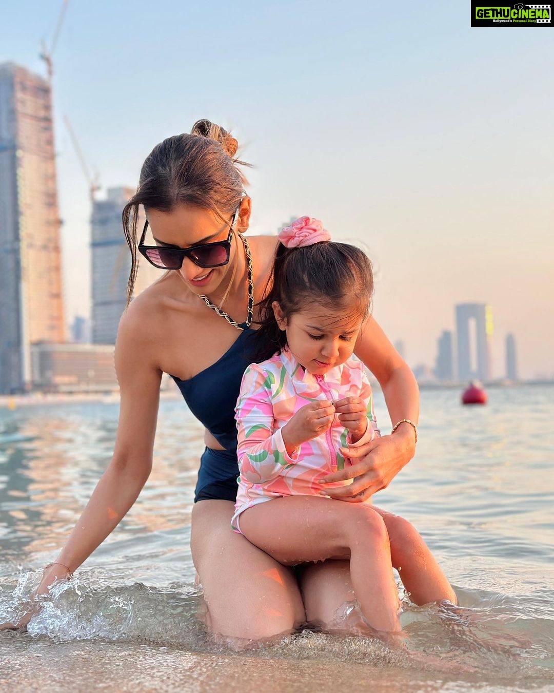 Smriti Khanna Instagram - No, she doesn’t sell seashells on the seashore .. just collects them and puts them back in the sea 🐚 #MagicalDays with #favorites Palm Beach, Dubai