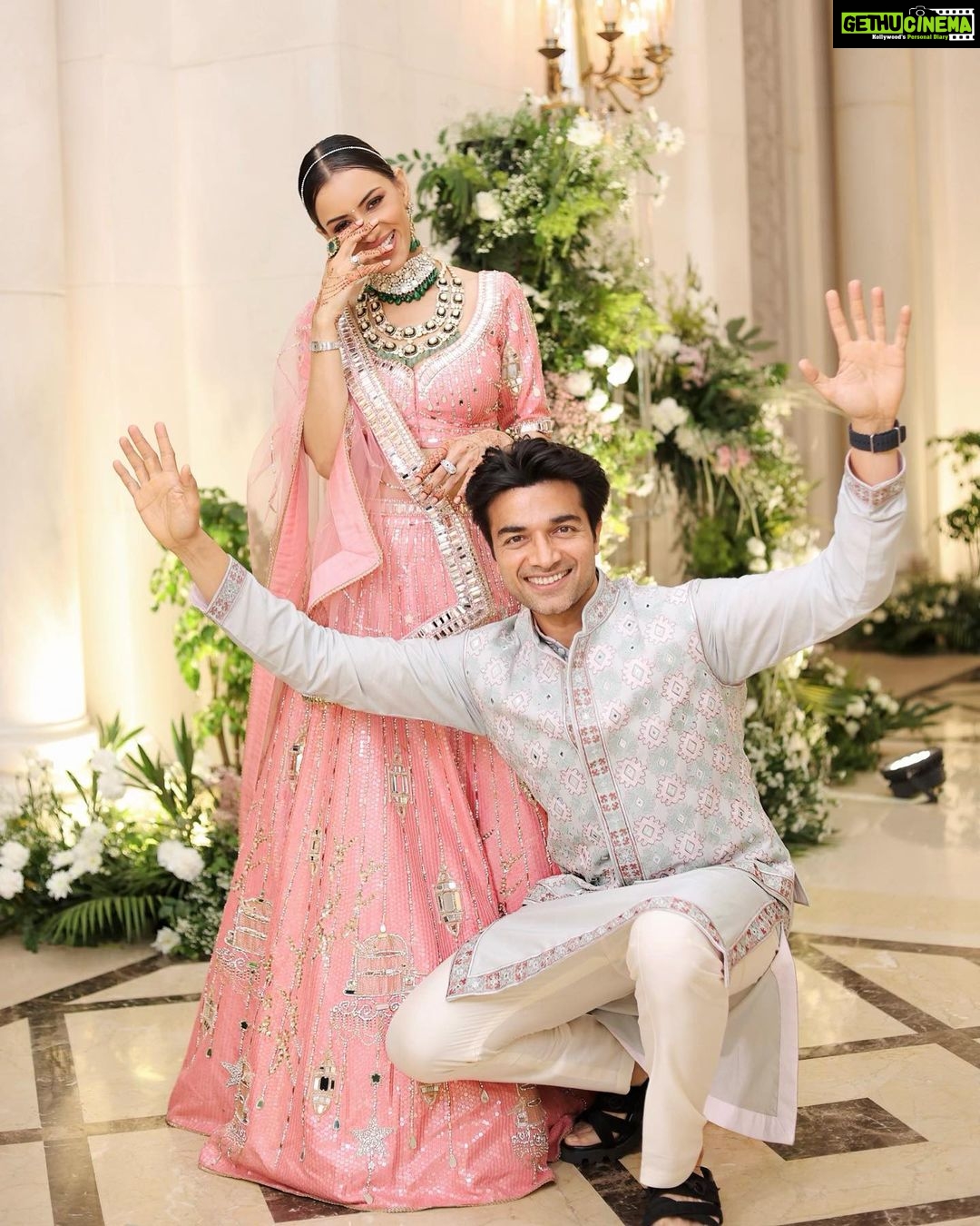 Smriti Khanna Instagram - Some favourites from the wedding day My outfit @houseofneetalulla Makeup @raveen_anand Anayka’s outfit @the.adorbss Gautam’s outfit @abujanisandeepkhosla Decor @eventfullyyoursdesign The Leela Palace New Delhi