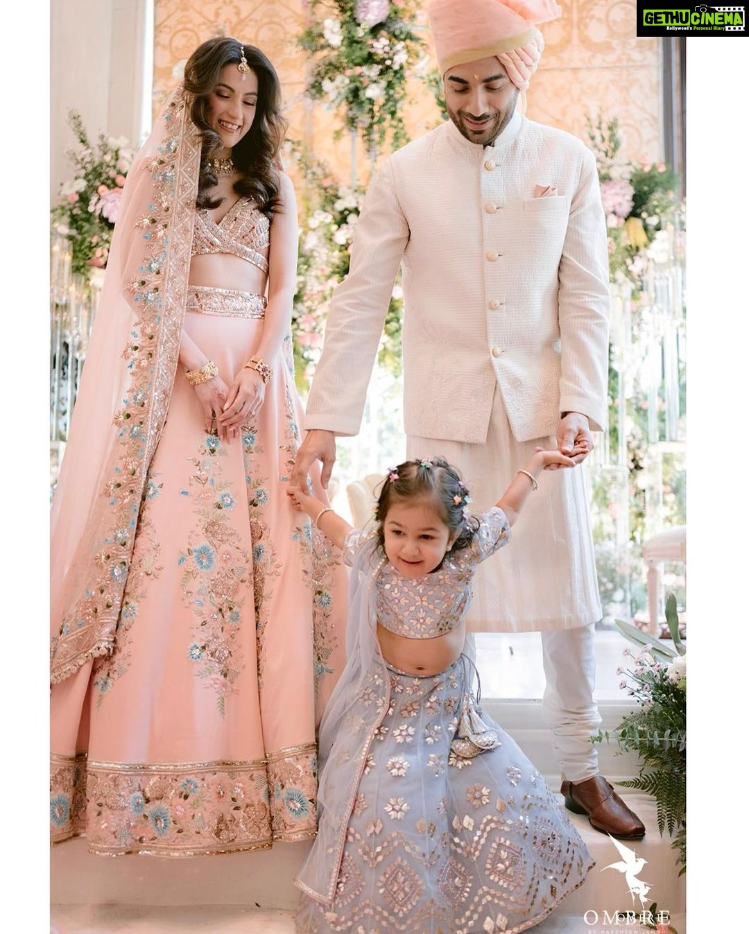 Smriti Khanna Instagram - Some favourites from the wedding day My outfit @houseofneetalulla Makeup @raveen_anand Anayka’s outfit @the.adorbss Gautam’s outfit @abujanisandeepkhosla Decor @eventfullyyoursdesign The Leela Palace New Delhi