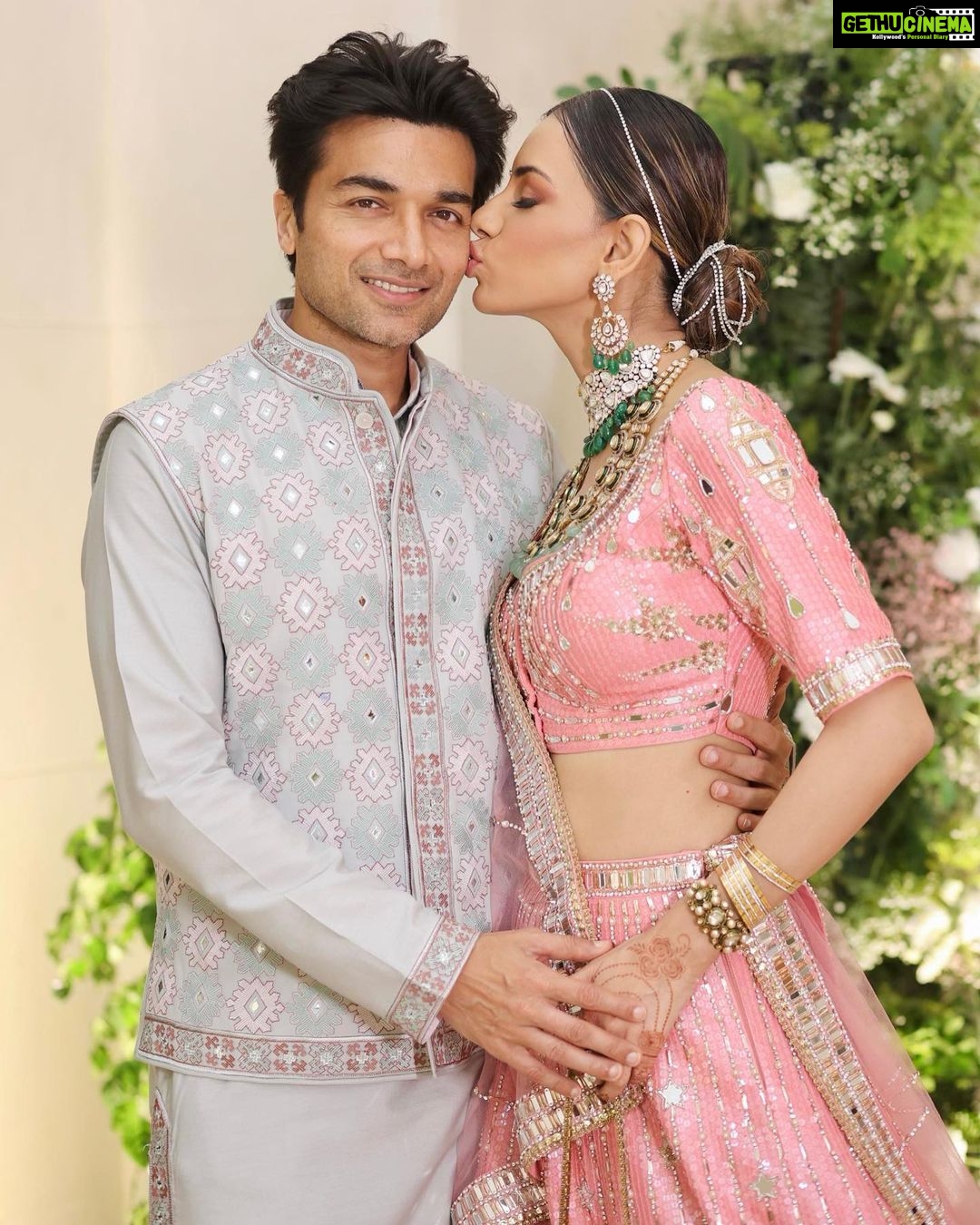 Smriti Khanna Instagram - Some favourites from the wedding day My outfit @houseofneetalulla Makeup @raveen_anand Anayka’s outfit @the.adorbss Gautam’s outfit @abujanisandeepkhosla Decor @eventfullyyoursdesign The Leela Palace New Delhi