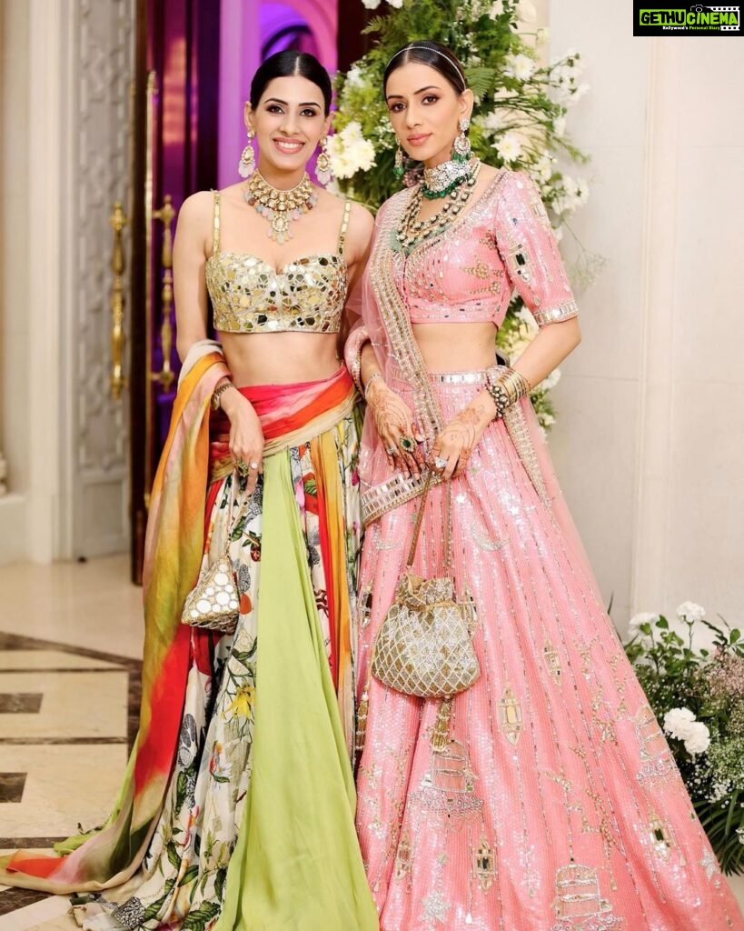 Smriti Khanna Instagram - Some favourites from the wedding day My outfit @houseofneetalulla Makeup @raveen_anand Anayka’s outfit @the.adorbss Gautam’s outfit @abujanisandeepkhosla Decor @eventfullyyoursdesign The Leela Palace New Delhi