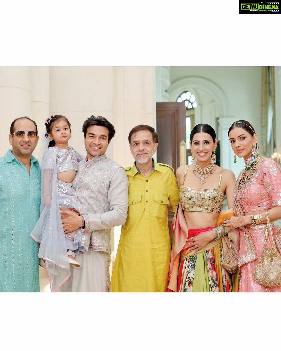 Smriti Khanna Instagram - Some favourites from the wedding day My outfit @houseofneetalulla Makeup @raveen_anand Anayka’s outfit @the.adorbss Gautam’s outfit @abujanisandeepkhosla Decor @eventfullyyoursdesign The Leela Palace New Delhi