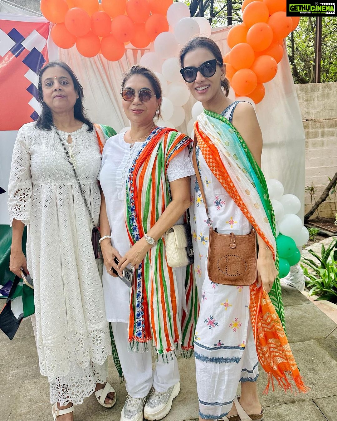 Smriti Khanna Instagram - Celebrating 76 years of Independence 🇮🇳#JaiHind Azaadi ka jashn organised by Rotary Club of Mumbai in association with Juhu Citizens Welfare Group