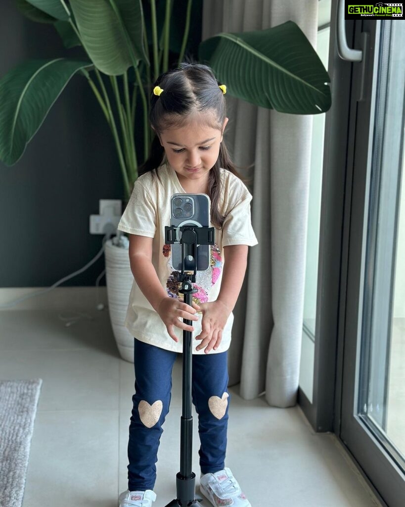 Smriti Khanna Instagram - Let's go in the new season with @hm @hmkids #HMKids Little miss Photographer at work 📸 Dubai, United Arab Emirates