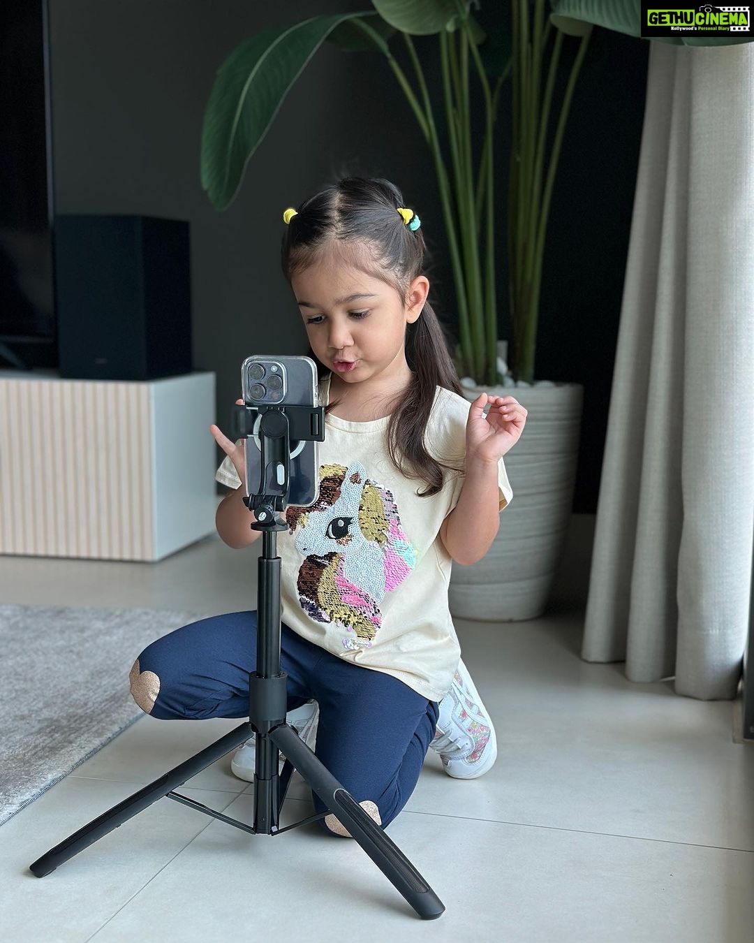 Smriti Khanna Instagram - Let's go in the new season with @hm @hmkids #HMKids Little miss Photographer at work 📸 Dubai, United Arab Emirates