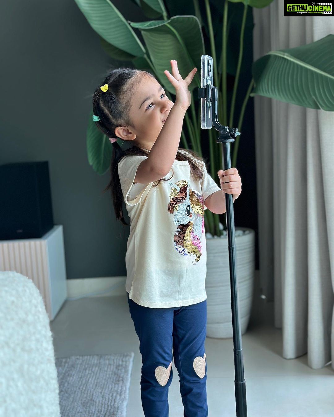 Smriti Khanna Instagram - Let's go in the new season with @hm @hmkids #HMKids Little miss Photographer at work 📸 Dubai, United Arab Emirates