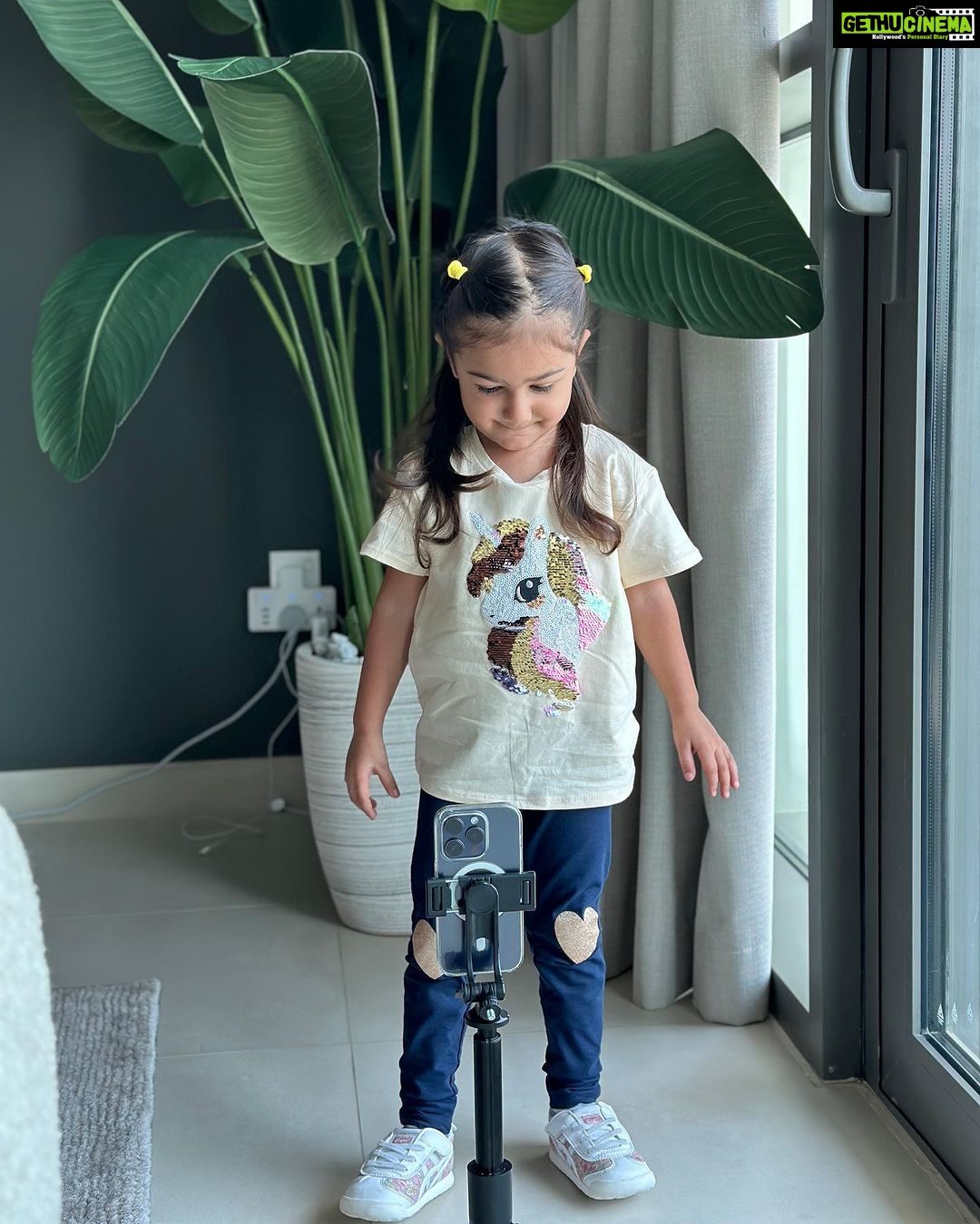 Smriti Khanna Instagram - Let's go in the new season with @hm @hmkids #HMKids Little miss Photographer at work 📸 Dubai, United Arab Emirates