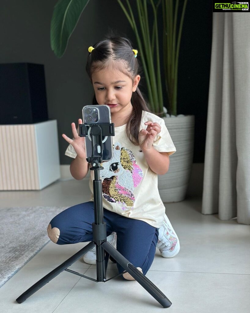 Smriti Khanna Instagram - Let's go in the new season with @hm @hmkids #HMKids Little miss Photographer at work 📸 Dubai, United Arab Emirates