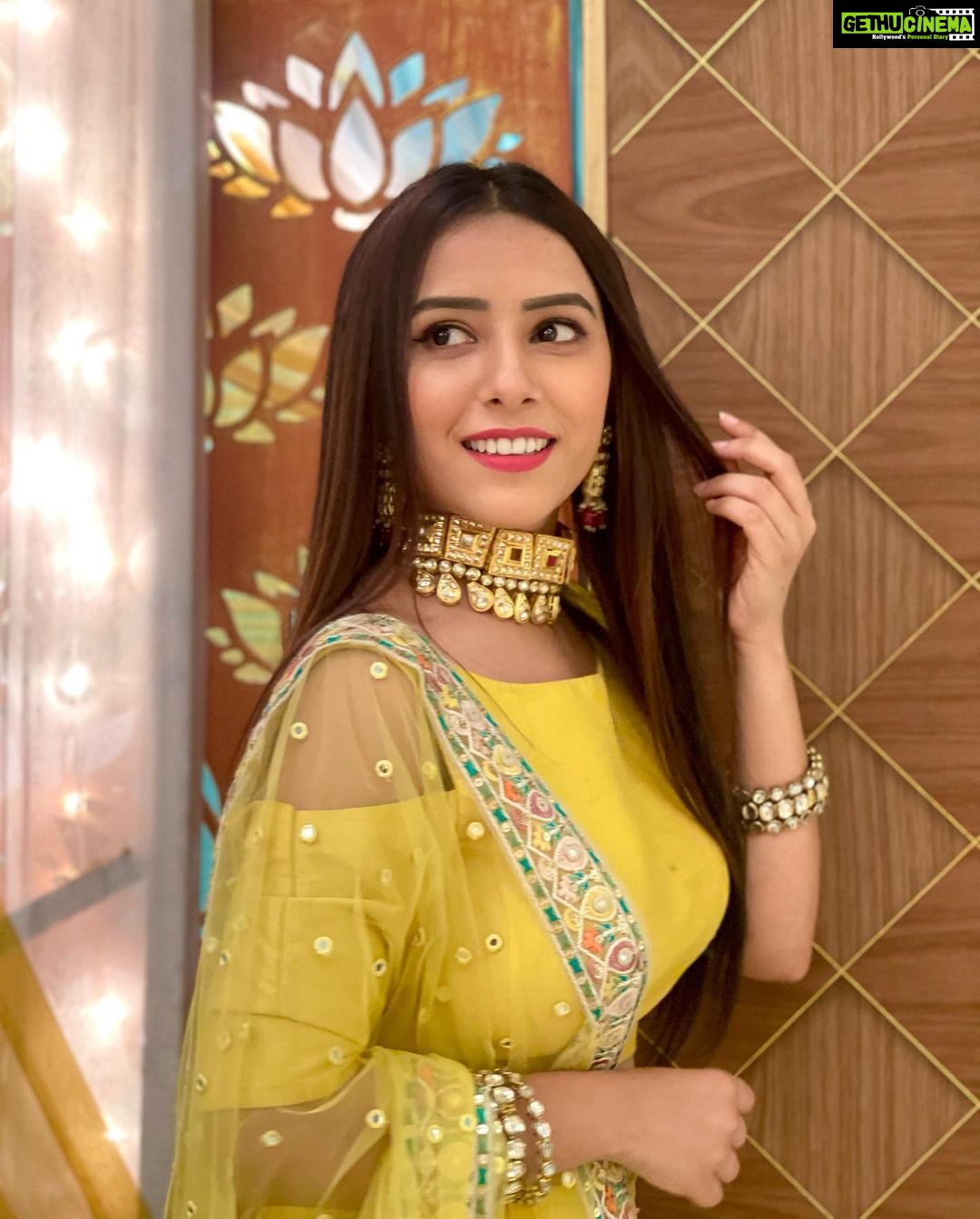 Sneha Bhawsar Instagram - Live more, worry less✨ #ghumhaikisikeypyaarmeiin #starplus #ghkpm #karishmachavan #weddingoutfit #lehenga #instagram #indowestern #bollywood #fyp #explorepage #snehabhawsar #starplus #fashion #outfitoftheday #fashionblogger #fashioninsta #indowestern #indowesternoutfit Mumbai, Maharashtra