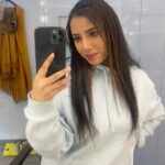 Sneha Bhawsar Instagram – My always mood 🤗

#mirrorselfie #hoodie #shootday #actorslife #ghkpm #ghumhaikisikeypyaarmeiin
