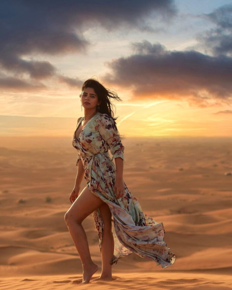 Soundariya Nanjundan Instagram - “Sky above ,earth below , fire within her.”☀️ 🏜️ 📸 - @bhoopalm_official Outfit- @sankalptheboutique #styledbyme ✨ #soundariyananjundan #dubaidesert Dubai Desert