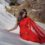 Soundariya Nanjundan Instagram – When you’re all dressed up for ‘Tum Kya Mile’ song but your Ranveer Singh is nowhere to be found🤭

❤️

📸 – @karthikha_photography 
✨- @_dharun_eevin_ @ranjith_ranil 

Saree- @hafsaaddotcom 
Styling- @neelam_stylist 

❤️ 

❤️ 

❤️ 

❤️

❤️ 

❤️
#soundariyananjundan 
#kashmir #gulmarg #photoshoot #instagram #photo #outfit #trending #india #destination 
#snow #winter #nature #mountains #photography #travel #mountain  #love #naturephotography #winterwonderland #photooftheday #cold #snowday #instagood #adventure  #travelphotography #ice #picoftheday #beautiful  #sky