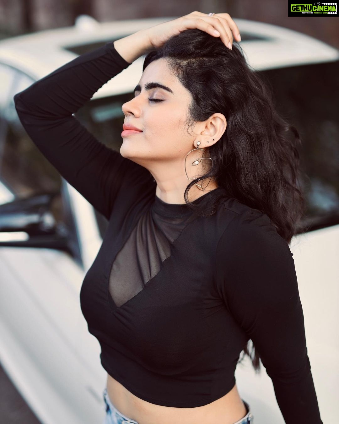 Soundariya Nanjundan Instagram - Setting my own fashion rules like a boss! #StyleGameOnPoint" ā The best accessory is my confidence , and my dressing style speaks volumes ā šø- @crackjackphotography #styledbyme ā ā ā ā ā ā #soundariyananjundan #chennai #kannadiga #soundariya #actress #tamilcinema #model #actor #tamilnadu #bangalore #cinema #modellife #soundarya #soundaryananjundan #modelling #fashion #outfitoftheday #ootdfashion #reels #reelsinstagram #photo #photographer #camera #lifestyle #fashionblogger #travel #blackandwhite #black Tamilnadu,India