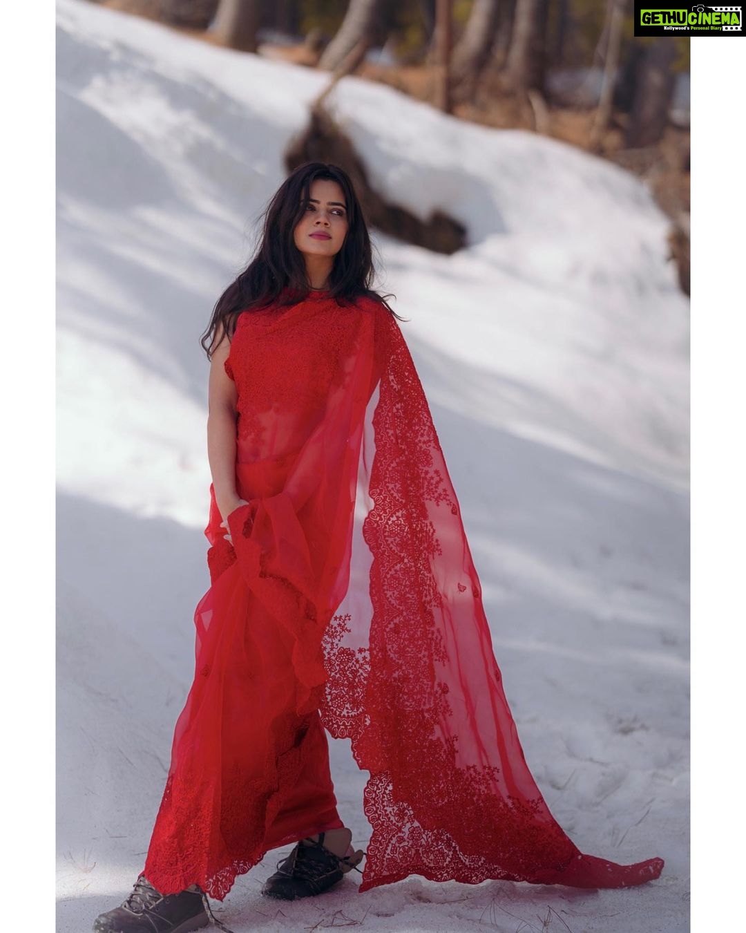 Soundariya Nanjundan Instagram - ❤️ 📸 - @karthikha_photography ✨- @_dharun_eevin_ @ranjith_ranil Saree- @hafsaaddotcom Styling- @neelam_stylist ❤️ ❤️ ❤️ ❤️ ❤️ ❤️ #soundariyananjundan #kashmir #gulmarg #photoshoot #instagram #photo #outfit #trending #india #destination #snow #winter #nature #mountains #photography #travel #mountain #love #naturephotography #winterwonderland #photooftheday #cold #snowday #instagood #adventure #travelphotography #ice #picoftheday #beautiful #sky