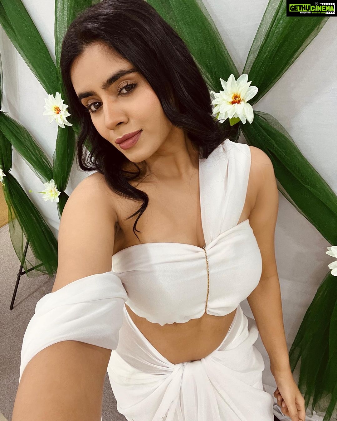 Soundariya Nanjundan Instagram - Graceful Royalty in White 👑🕊️ 🦢 Makeup & Hair- @sridevis_contour 🦢 🦢 🦢 🦢 #soundariyananjundan #cinderella #instagram #reels #reelsinstagram #trending #india #destination #snow #winter #nature #queen #photography #travel #likesforlike #love #naturephotography #winterwonderland #photooftheday #cold #réel #followforfollowback #instagood #adventure #travelphotography #ice #picoftheday #beautiful #outfit