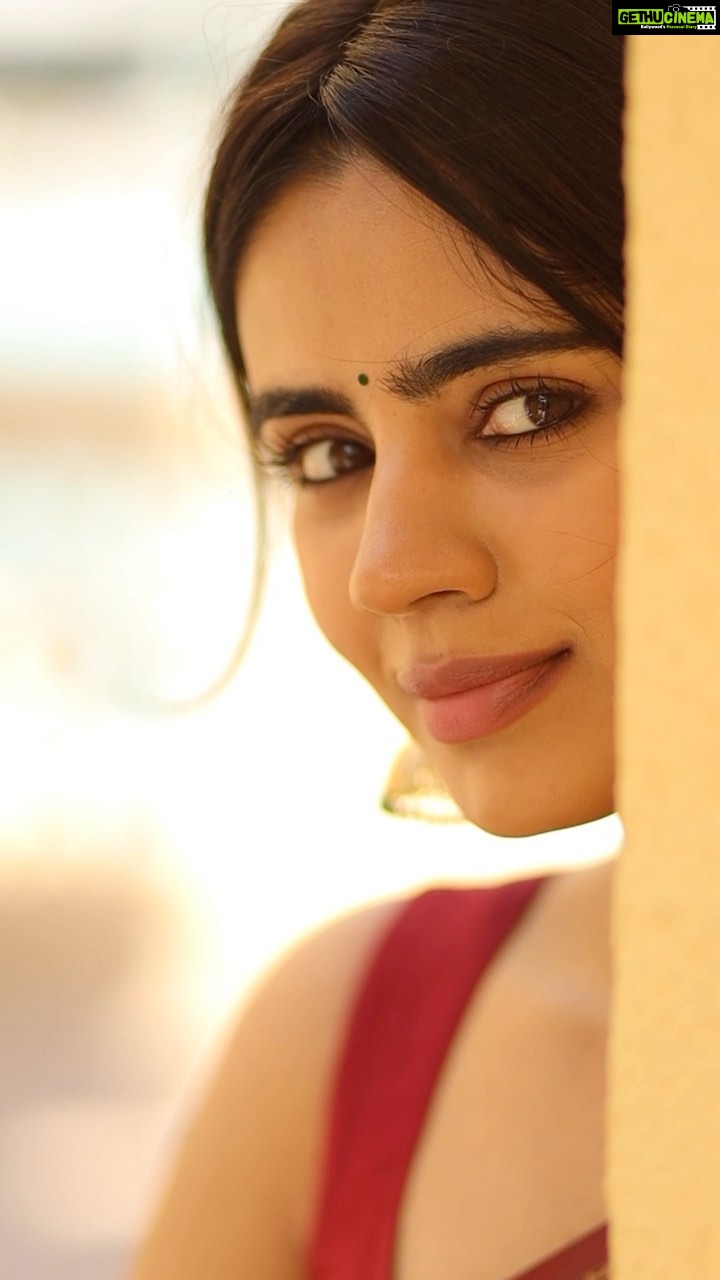 Soundariya Nanjundan - 39.7K Likes - பல வருடங்களுக்கு பிறகு எப்படி இருப்பேன்னு எனக்கே தெரியாது😛
🌿
🎥- @bhoopalm_official
Saree- @thenmozhidesigns
🌿
🌿
🌿
🌿
🌿
#JoshMeinAaja @officialjoshapp @joshapp.tamil
#soundariyananjundan #saree #sareelove #fashion #instagram #lifestyle #instagood #sareesofinstagram #ethnicwear #sareefashion #indianwear #dubai #southindian #indianfashion #traditional #sareecollection #india #sareestyle #soundarya #instadaily #outfit #photography #photo #travel #followforfollowback #likesforlike #ootd #trendingreels #reelsinstagram
