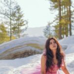 Soundariya Nanjundan Instagram - If love doesn't find me soon in this snow world, I might have to resort to dating a penguin🤭 🌸 📸 - @karthikha_photography 🎥- @styl_by_prathi ✂️- @nidhin_prem Assist- @ranjith_ranil Styling- @neelam_stylist 🌸 In my dreamy land of snow, I may be shivering 🥶 but the beauty of this snow land makes it all worth it🫰🏻 🌸 🌸 🌸 #soundariyananjundan #kashmir #gulmarg #cinderella #instagram #reels #reelsinstagram #trending #india #destination #snow #winter #nature #mountains #photography #travel #mountain #love #naturephotography #winterwonderland #photooftheday #cold #snowday #instagood #adventure #travelphotography #ice #picoftheday #beautiful #sky Gulmarg, Kashmir