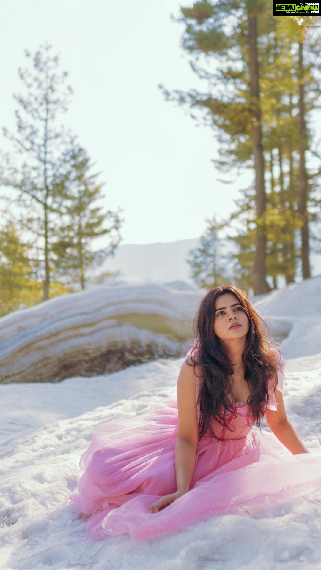 Soundariya Nanjundan Instagram - If love doesn't find me soon in this snow world, I might have to resort to dating a penguin🤭 🌸 📸 - @karthikha_photography 🎥- @styl_by_prathi ✂️- @nidhin_prem Assist- @ranjith_ranil Styling- @neelam_stylist 🌸 In my dreamy land of snow, I may be shivering 🥶 but the beauty of this snow land makes it all worth it🫰🏻 🌸 🌸 🌸 #soundariyananjundan #kashmir #gulmarg #cinderella #instagram #reels #reelsinstagram #trending #india #destination #snow #winter #nature #mountains #photography #travel #mountain #love #naturephotography #winterwonderland #photooftheday #cold #snowday #instagood #adventure #travelphotography #ice #picoftheday #beautiful #sky Gulmarg, Kashmir