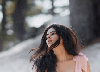 Soundariya Nanjundan Instagram - Trapped in a Snowy Dream ❄️ Frozen in Time: A Dream of a Girl Lost in a Snowy Maze 🌸 📸 - @karthikha_photography 🎥- @styl_by_prathi ✂️- @nidhin_prem Assist- @ranjith_ranil Styling- @neelam_stylist 🌸 🌸 🌸 🌸 🌸 #soundariyananjundan #kashmir #gulmarg #cinderella #instagram #reels #reelsinstagram #trending #india #destination #snow #winter #nature #mountains #photography #travel #mountain #love #naturephotography #winterwonderland #photooftheday #cold #snowday #instagood #adventure #travelphotography #ice #picoftheday #beautiful #sky Kashmir A Heaven On Earth