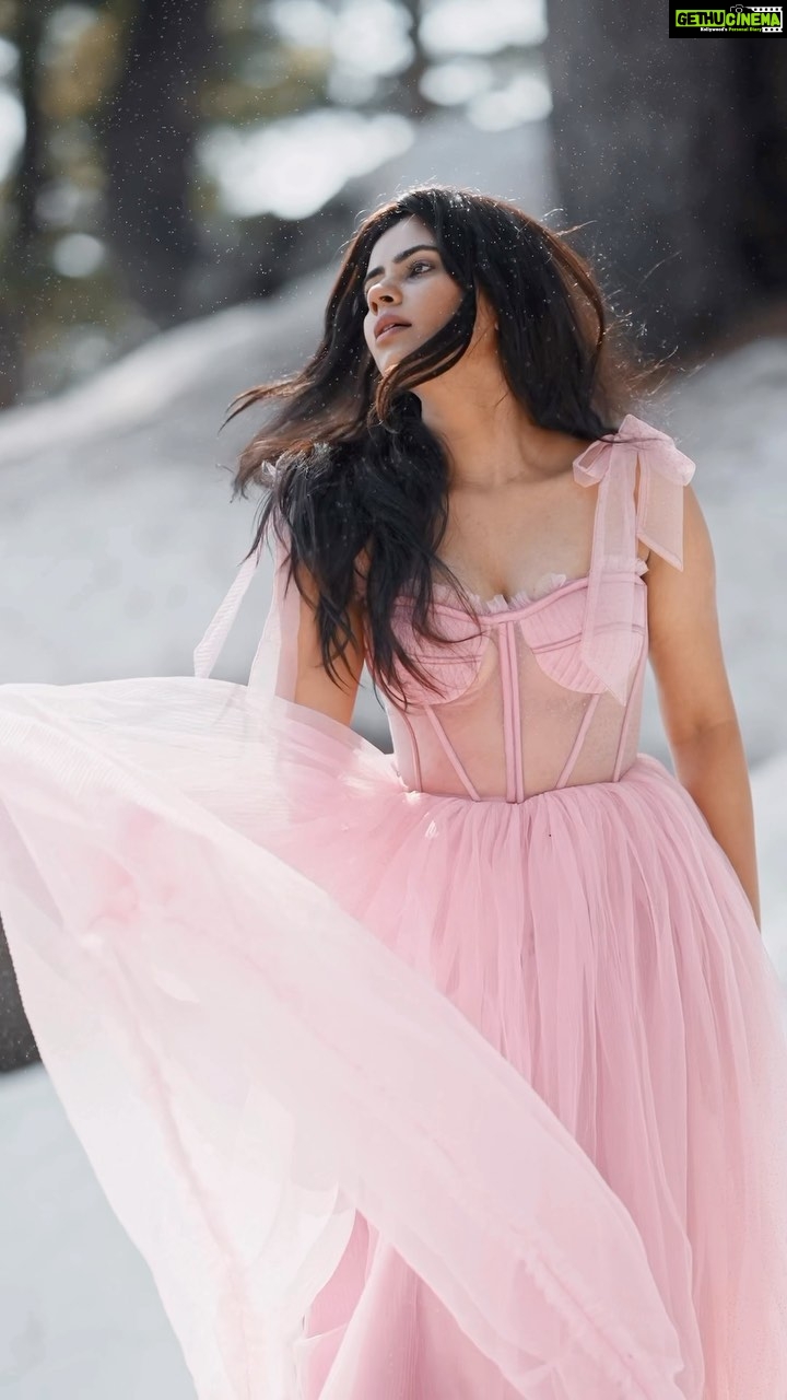 Soundariya Nanjundan Instagram - Trapped in a Snowy Dream βοΈ Frozen in Time: A Dream of a Girl Lost in a Snowy Maze πΈ πΈ - @karthikha_photography π₯- @styl_by_prathi βοΈ- @nidhin_prem Assist- @ranjith_ranil Styling- @neelam_stylist πΈ πΈ πΈ πΈ πΈ #soundariyananjundan #kashmir #gulmarg #cinderella #instagram #reels #reelsinstagram #trending #india #destination #snow #winter #nature #mountains #photography #travel #mountain #love #naturephotography #winterwonderland #photooftheday #cold #snowday #instagood #adventure #travelphotography #ice #picoftheday #beautiful #sky Kashmir A Heaven On Earth