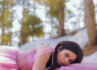 Soundariya Nanjundan Instagram - "Don't wake me up before I escape the snow in my dreams🌸🤍 Series : Frozen Girl Inframe : @soundariya_nanjundan Stylist : @neelam_stylist Photography: @karthikha_photography Videography: @styl_by_prathi Assistant: @ranjith_ranil Edit : @incomplete.storiezz #karthikha_photography Kashmir