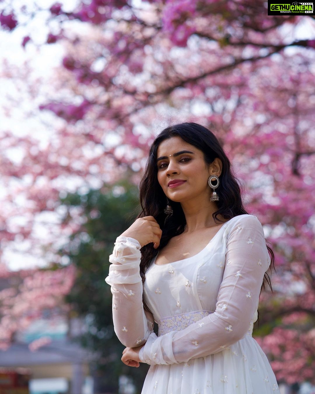 Soundariya Nanjundan Instagram - Bangalore's streets have never looked more magical than during cherry blossom season 🌸 🌸 🌸 📸- @bhoopalm_official 🫰🏻 Outfit- @mayon_by_subhathracouture Hairdo - @meghna_makeoverartistry 🪷 #stylebyme ✨ 🌸 🌸 🌸 #soundariyananjundan #bangalore #cherryblossom #streetstyle #fashion #style #streetwear #ootd #streetphotography #fashionblogger #photography #streetfashion #street #instagood #fashionstyle #fashionista #instafashion #outfitoftheday #outfit #love #photooftheday #model #lifestyle #like #art #instagram #styleblogger #picoftheday #follow Bangalore, India