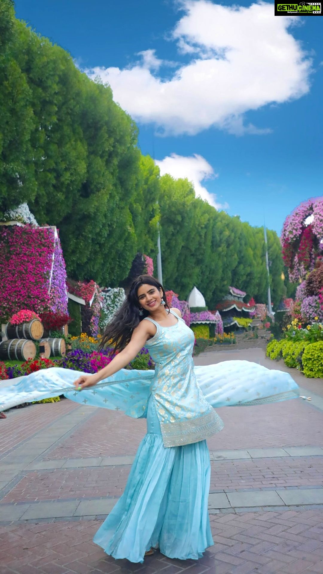 Soundariya Nanjundan Instagram - அவள் வந்துவிட்டாள்… 😉 Entering my wonderland 🌳 🍁 Let this garden world remind you that life is beautiful, just like the flowers that surround us." 🌻 🎥 - @bhoopalm_official Outfit- @kiarainchennai 📍- @dubaimiraclegarden 🌻 🌻 🌻 🌻 🌻 #JoshMeinAaja @officialjoshapp @joshapp.tamil #soundariyananjundan #dubai #uae #mydubai #dubailife #abudhabi #love #dxb #fashion #usa #sharjah #kuwait #instagram #qatar #dubaimall #instagood #india #travel #photography #luxury #dubaifashion #emirates #dubaimarina #burjkhalifa #saudiarabia #paris #bahrain #dubailifestyle #ajman Dubai Miracle Garden