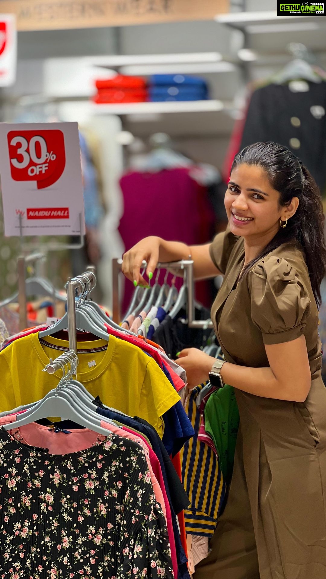 Soundariya Nanjundan Instagram - Tum Tum Moment πat @vnh_naiduhall ποΈ Ladies, ππ»ββοΈ It's time to treat yourself! VNH Naiduhall is celebrating Women's Day with amazing discounts of up to 30% off on all products in-store. π And if you prefer to shop online, you can enjoy a flat 15% discount on all women's merchandise on their website! πΈi Loved enjoyed shopping here So don't wait any longer, head over to VNH Naiduhall now and start shopping ποΈ π₯- @bhoopalm_official β #soundariyananjundan Tamilnadu,India