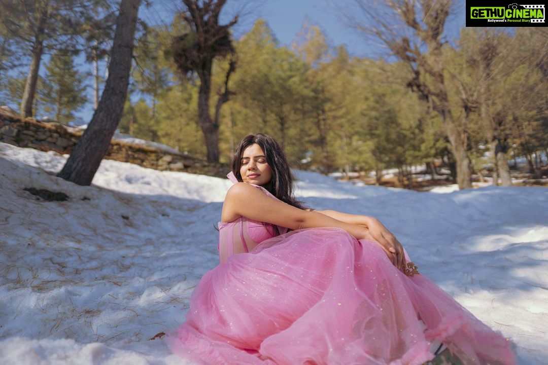 Soundariya Nanjundan Instagram - I'm wandering through a snow-covered landscape, where every step feels like a new adventure🌸 ❄️ Series : Frozen Girl 📸 - @karthikha_photography Stylist : @neelam_stylist Videography: @styl_by_prathi Assistant: @ranjith_ranil Edit : @incomplete.storiezz #soundariyananjundan 🌸 🌸 🌸 🌸 🌸 🌸 #kashmir #gulmarg #cinderella #instagram #reels #reelsinstagram #trending #india #destination #snow #winter #nature #mountains #photography #travel #mountain #love #naturephotography #winterwonderland #photooftheday #cold #snowday #instagood #adventure #travelphotography #ice #picoftheday #beautiful #sky Kashmir A Heaven On Earth