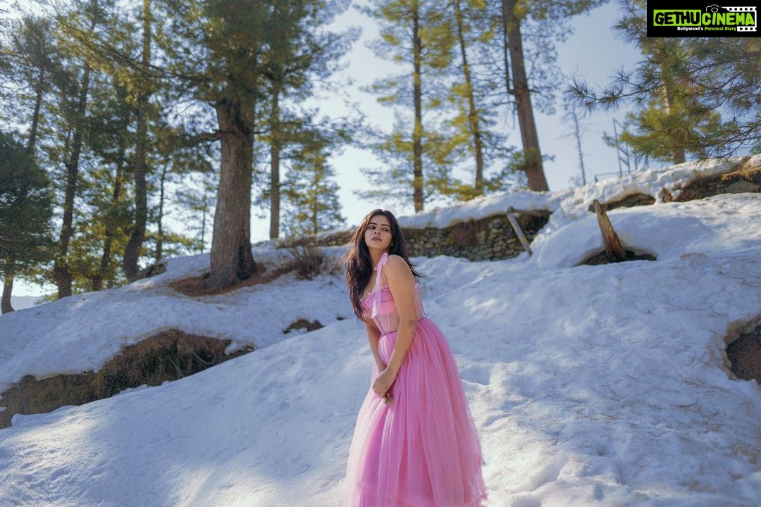 Soundariya Nanjundan Instagram - I'm wandering through a snow-covered landscape, where every step feels like a new adventure🌸 ❄️ Series : Frozen Girl 📸 - @karthikha_photography Stylist : @neelam_stylist Videography: @styl_by_prathi Assistant: @ranjith_ranil Edit : @incomplete.storiezz #soundariyananjundan 🌸 🌸 🌸 🌸 🌸 🌸 #kashmir #gulmarg #cinderella #instagram #reels #reelsinstagram #trending #india #destination #snow #winter #nature #mountains #photography #travel #mountain #love #naturephotography #winterwonderland #photooftheday #cold #snowday #instagood #adventure #travelphotography #ice #picoftheday #beautiful #sky Kashmir A Heaven On Earth