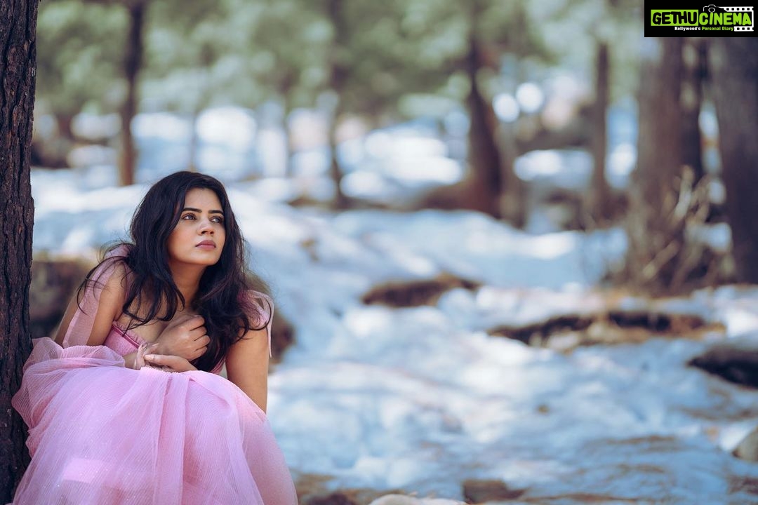 Soundariya Nanjundan Instagram - I'm wandering through a snow-covered landscape, where every step feels like a new adventure🌸 ❄️ Series : Frozen Girl 📸 - @karthikha_photography Stylist : @neelam_stylist Videography: @styl_by_prathi Assistant: @ranjith_ranil Edit : @incomplete.storiezz #soundariyananjundan 🌸 🌸 🌸 🌸 🌸 🌸 #kashmir #gulmarg #cinderella #instagram #reels #reelsinstagram #trending #india #destination #snow #winter #nature #mountains #photography #travel #mountain #love #naturephotography #winterwonderland #photooftheday #cold #snowday #instagood #adventure #travelphotography #ice #picoftheday #beautiful #sky Kashmir A Heaven On Earth