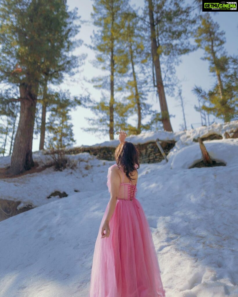 Soundariya Nanjundan Instagram - "Don't wake me up before I escape the snow in my dreams🌸🤍 Series : Frozen Girl Inframe : @soundariya_nanjundan Stylist : @neelam_stylist Photography: @karthikha_photography Videography: @styl_by_prathi Assistant: @ranjith_ranil Edit : @incomplete.storiezz #karthikha_photography Kashmir