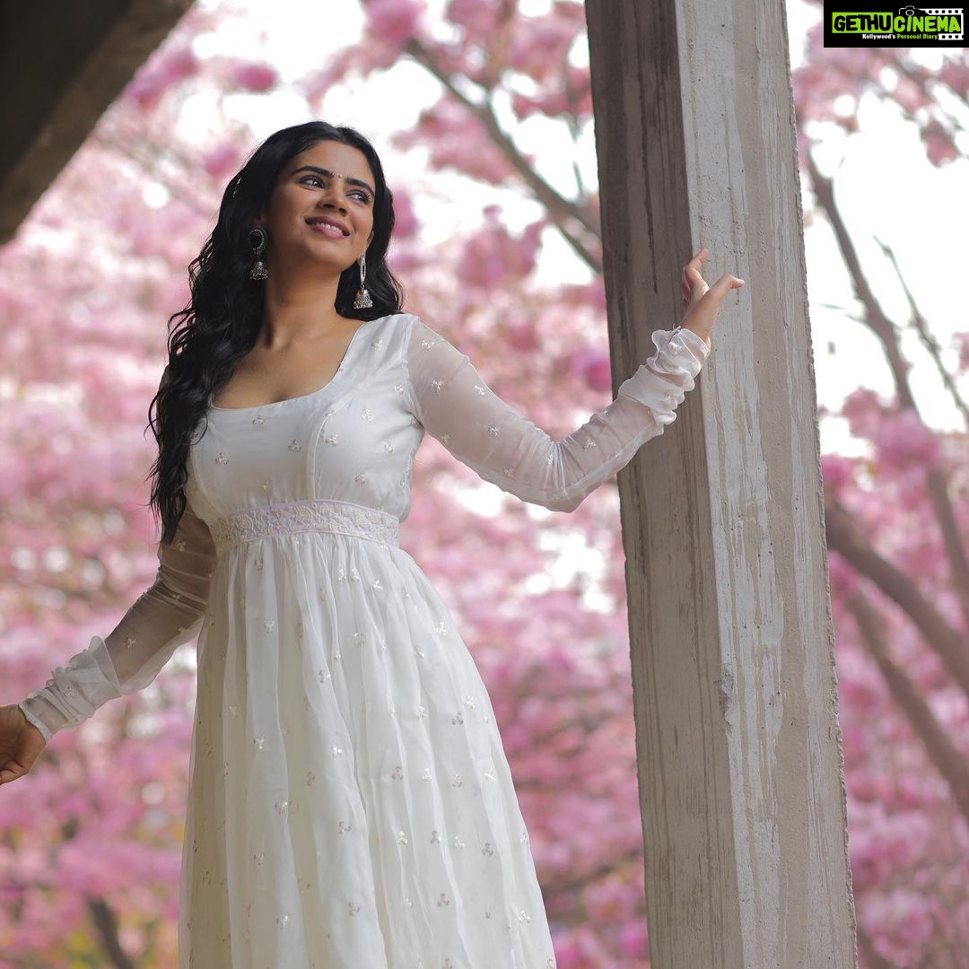 Soundariya Nanjundan Instagram - Lost in a sea of pink πΈποΈ #cherryblossom πΈ πΈ πΈ - @bhoopalm_official π«°π» Outfit- @mayon_by_subhathracouture Hairdo - @meghna_makeoverartistry πͺ· #stylebyme β¨ πΈ πΈ πΈ #soundariyananjundan #bangalore #cherryblossom #streetstyle #fashion #style #streetwear #ootd #streetphotography #fashionblogger #photography #streetfashion #street #instagood #fashionstyle #fashionista #instafashion #outfitoftheday #outfit #love #photooftheday #model #lifestyle #like #art #instagram #styleblogger #picoftheday #follow Bangalore, India